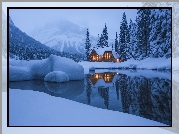 Park Narodowy Yoho, Jezioro, Emerald Lake, Śnieg, Drzewa, Góry, Mgła, Chmury, Dom, Zima, Kanada