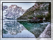 Domek, Góry Dolomity, Jezioro, Pragser Wildsee, Drzewa, Zima, Południowy Tyrol, Włochy