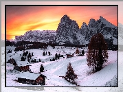 Włochy, Płaskowyż Seiser Alm, Dolina Val Gardena, Dolomity, Góry Sassolungo, Drewniane, Domki, Drzewa, Zima, Wschód słońca