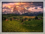 Góry Sassolungo, Dolomity, Drewniane, Domki, Drzewa, Płaskowyż Seiser Alm, Dolina Val Gardena, Łąki, Włochy