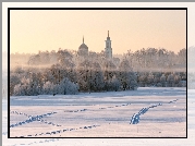 Zima, Drzewa, Las, Cerkiew, Domy, Mgła, Śnieg, Ślady