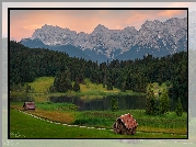 Góry Karwendel, Jezioro Geroldsee, Las, Drzewa, Drewniane, Domki, Miejscowość Krun, Bawaria, Niemcy