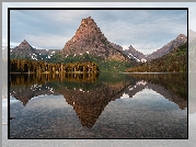 Góry, Sinopah Mountain, Jezioro, Pray Lake, Park Narodowy Glacier, Drzewa, Odbicie, Stan Montana, Stany Zjednoczone