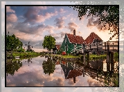 Holandia, Skansen Zaanse Schans, Miejscowość Zaandam, Kanał, Rzeka, Most, Wiatraki, Domy, Chmury