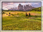 Dolina Val Gardena, Góry Sassolungo, Dolomity, Płaskowyż Seiser Alm, Domki, Łąki, Drzewa, Chmury, Włochy