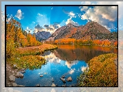 Jezioro North Lake, Góry Sierra Nevada, Trawy, Pożółkłe, Drzewa, Kamienie, Chmury, Odbicie, Jesień, Kalifornia, Stany Zjednoczone