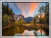 Drzewa, Park Narodowy Yosemite, Góry, Sierra Nevada, Wodospad, Rzeka, Merced River, Odbicie