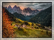 Góry, Dolomity, Wieś, Santa Maddalena, Dolina Val di Funes, Drzewa, Lasy, Jesień, Domy, Droga, Włochy