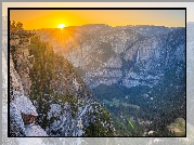 Góry, Sierra Nevada, Promienie słońca, Dolina, Wodospad, Yosemite Falls, Park Narodowy Yosemite, Kalifornia, Stany Zjednoczone