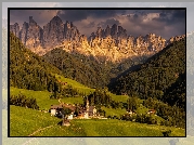 Włochy, Dolomity, Dolina Val di Funes, Wieś Santa Maddalena, Domy, Kościół, Góry, Masyw Odle, Lasy, Drzewa, Chmury