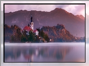Słowenia, Jezioro Bled, Wyspa Blejski Otok, Kościół Zwiastowania Marii Panny, Góry, Alpy Julijskie, Zachód słońca