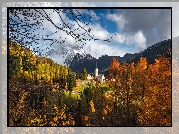 Góry, Dolomity, Wieś Santa Maddalena, Kościół, Domy, Chmury, Dolina Val di Funes, Drzewa, Jesień, Chmury, Włochy
