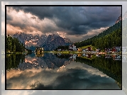 Włochy, Góry, Dolomity, Jezioro Misurina, Grand Hotel Misurina, Las, Domy, Drzewa, Odbicie, Chmury