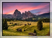 Dolomity, Góry, Sassolungo, Płaskowyż, Seiser Alm, Dolina, Val Gardena, Drzewa, Zachód słońca, Chmury, Drewniane, Domy, Włochy