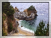 Morze, Skały, Plaża, Drzewa, Sosny, Zatoka McWay Cove, Park stanowy Julii Pfeiffer Burns, Kalifornia, Stany Zjednoczone
