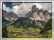 Góry, Dolomity, Góra Sassongher, Lasy, Drzewa, Dolina, Domy, Corvara, Prowincja Bolzano, Włochy
