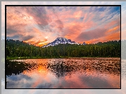 Góra, Stratowulkan Mount Rainier, Jezioro, Reflection Lake, Chmury, Park Narodowy Mount Rainier, Drzewa, Stan Waszyngton, Stany Zjednoczone