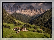 Góry, Dolomity, Wieś Santa Maddalena, Dolina, Val di Funes, Drzewa, Lasy, Domy, Kościół, Chmury, Włochy