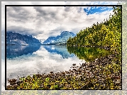 Park Narodowy Glacier, Jezioro, Lake McDonald, Góry, Chmury, Drzewa, Kamienie, Stan Montana, Stany Zjednoczone