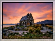 Jezioro Tekapo, Kościół Dobrego Pasterza, Church of the Good Shepherd, Kępy, Trawa, Wyspa Południowa, Nowa Zelandia