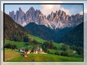 Góry, Dolomity, Dolina, Val di Funes, Drzewa, Lasy, Domy, Chmury, Wieś, Santa Maddalena, Włochy