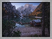 Włochy, Południowy Tyrol, Jezioro Pragser Wildsee, Lago di Braies, Góry Dolomity, Pomost, Drewniany, Domek, Łódki, Drzewa