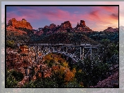 Stany Zjednoczone, Arizona, Sedona, Góry, Skały, Most, Midegly Bridge, Oak Creek Canyon, Drzewa, Jesień