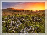 Góry, Most, Wiadukt, Ribblehead Viaduct, Zachód słońca, Skały, Park Narodowy Yorkshire Dales, Anglia