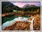 Słowenia, Kranjska Gora, Rezerwat przyrody Zelenci, Jezioro Zelenci, Góry, Drzewa, Drewniany, Pomost, Jesień