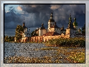 Cerkiew, Monaster Świętego Cyryla Biełozierskiego, Jezioro Białe, Drzewa, Trawa, Kiriłłow, Obwód wołogodzki, Rosja