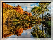 Cathedral Rock, Skały, Odbicie, Rzeka Oak Creek, Drzewa, Sedona, Arizona, Stany Zjednoczone