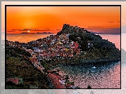 Zachód słońca, Morze, Domy, Castelsardo, Sardynia, Włochy