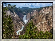 Górny, Wodospad, Upper Yellowstone River Falls, Drzewa, Góry, Rzeka Yellowstone, Park Narodowy Yellowstone, Drzewa, Stan Wyoming, Stany Zjednoczone