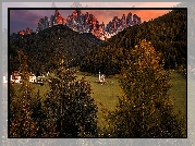 Włochy, Południowy Tyrol, Góry, Dolomity, Kościół św Jana, Wieś, Santa Maddalena, Dolina Val di Funes, Drzewa