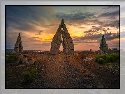 Zachód słońca, Kamienie, Łuki skalne, Arctic Henge, Raufarhofn, Islandia