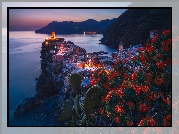 Włochy, Cinque Terre, Vernazza, Kwiaty, Morze, Góry, Domy, Zmierzch