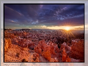 Stany Zjednoczone, Utah, Park Narodowy Bryce Canyon, Skały, Wschód słońca, Promienie, Chmury