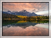 Kanada, Prowincja Alberta, Park Narodowy Jasper, Jezioro, Patricia Lake, Jesień, Góry, Drzewa, Odbicie