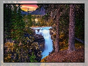 Kanada, Alberta, Park Narodowy Jasper, Wodospad, Athabasca Waterfall, Drzewa, Zachód słońca