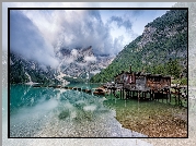 Włochy, Południowy Tyrol, Jezioro, Lago di Braies, Pragser Wildsee, Góry, Dolomity, Pomost, Łódki, Drewniany, Dom, Chmury