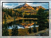 Stany Zjednoczone, Kolorado, Góry, San Juan Mountains, Jezioro, Boyce Lake, Jesień, Drzewa, Odbicie