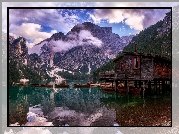 Jezioro, Lago di Braies, Pragser Wildsee, Góry, Dolomity, Pomost, Łódki, Drewniany, Dom, Chmury, Tyrol, Włochy