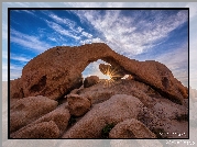 Skały, Formacja Arch Rock, Niebo, Promienie słońca, Park Narodowy Joshua Tree, Kalifornia, Stany Zjednoczone