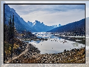 Góry, Jezioro, Medicine Lake, Drzewa, Kamienie, Park Narodowy Jasper, Alberta, Kanada