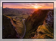 Góry, Wyżyna Peak District, Przełęcz, Winnats Pass, Mgła, Drzewa, Zachód słońca, Hrabstwo Derbyshire, Anglia