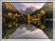Słowenia, Kranjska Gora, Góry, Alpy Julijskie, Jezioro, Jasna Lake, Las, Drzewa, Chmury, Odbicie
