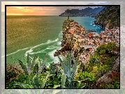 Włochy, Cinque Terre, Vernazza, Morze, Góry, Domy, Zachód słońca, Kaktusy