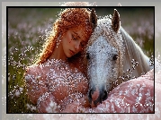 Śpiąca, Rudowłosa, Kobieta, Łąka, Biały, Koń